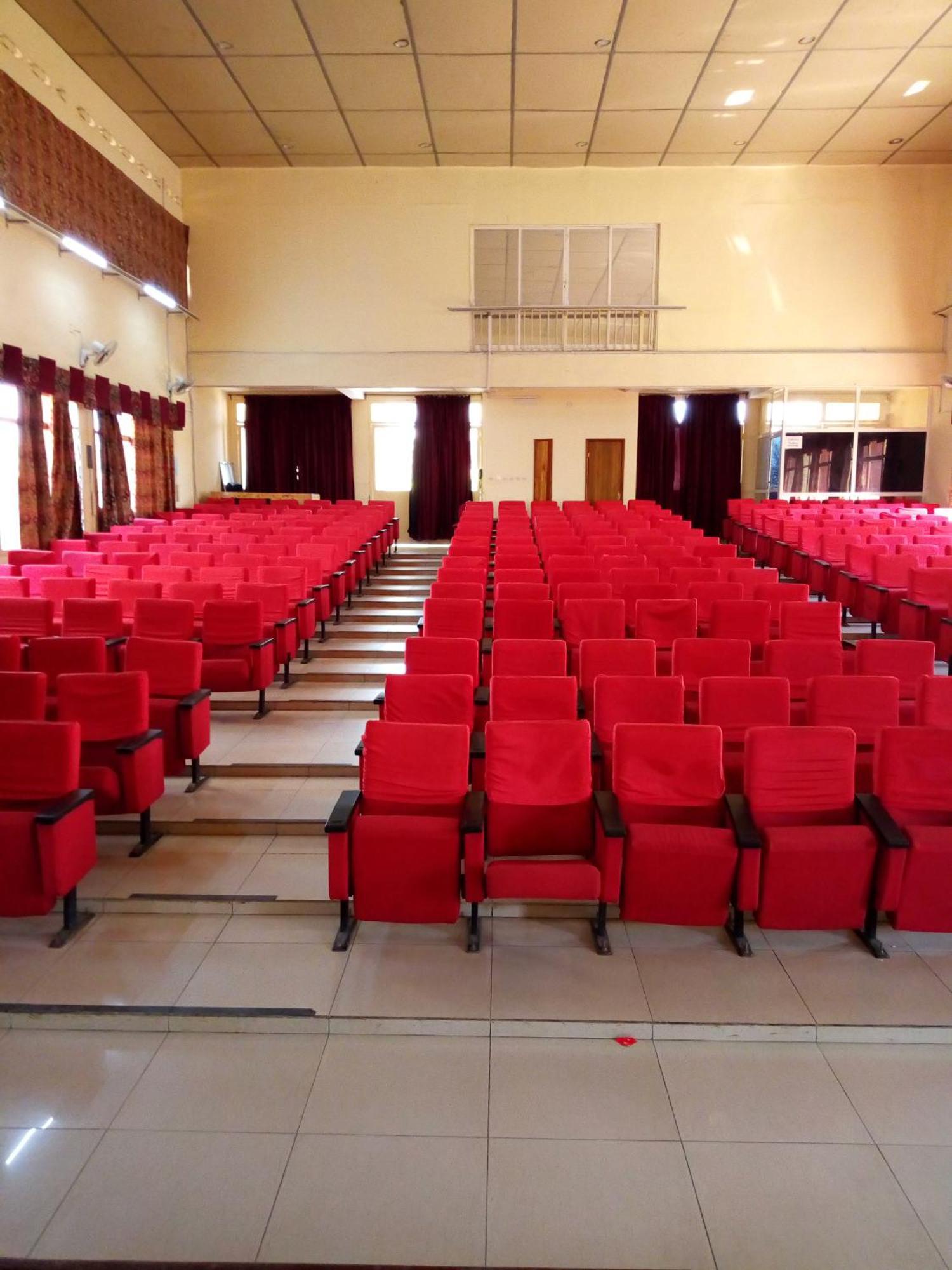Отель King'S Conference Centre Бужумбура Экстерьер фото